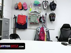 Grote lul, Grote mammen, Blond, Pijpbeurt, Sperma in gezicht, Schreeuwen, Stiefmoeder, Tiener