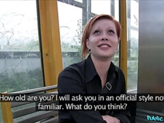 Enthousiasteling, Pijpbeurt, Sperma shot, Hondjeshouding, Sperma in gezicht, Handbeurt, Buiten, Slikken