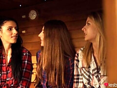 Morena, Lesbiana, Tetas naturales, Al aire libre, Sauna, Tatuaje, Tetas, Mojado