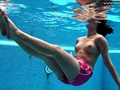 Tschechisch, Orgasmus, Zierlich, Pool, Öffentlich, Muschi, Russisch, Solo