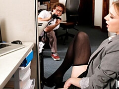 Arsch, Grosser schwanz, Blasen, Büro, Rotschopf, Kurzes haar, Strümpfe, Titten