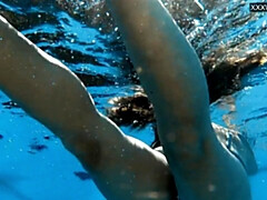 18, デカ尻, デカパイ, 茶髪の, フェティッシュ, プール, 公共, 一人