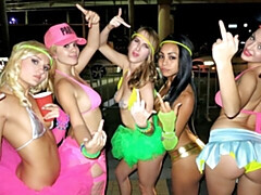 Grosser schwanz, Blasen, Hundestellung, Frau frau mann, Natürlichen titten, Orgie, Jungendliche (18+), Titten