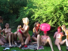 Brunette brune, Groupe, Hd, Lesbienne, Masturbation, De plein air, Adolescente, Jouets