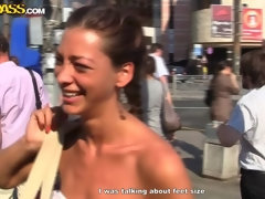 Braunhaarige, Geld, Im freien, Piercing, Öffentlich, Flotter dreier