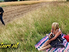 Blondine, Blasen, Britisch, Küssen, Masturbation, Milf, Öffentlich, Reiten