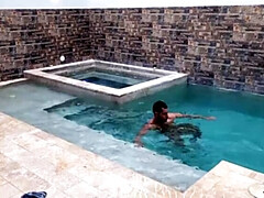 Culo grande, Verga grande, Mamada, Morena, Hd, Músculo, Piscina, Tatuaje