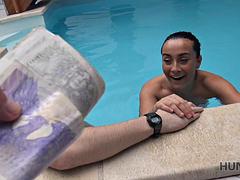 Braunhaarige, Aufs gesicht abspritzen, Familie, Hd, Pool, Gefesselt