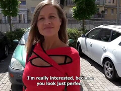 Enthousiasteling, Grote mammen, Blond, Pijpbeurt, Sperma shot, Rijpe lesbienne, Moeder, Openbaar