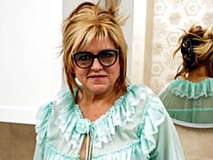 Chubby chick Jane Fox knows how to play with her hungry crack