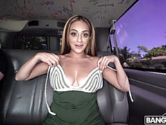 ブロンド, フェラチオ, 車, 指いじり, 淫乱熟女, パンティ, 剃毛, ストリッピング