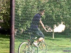 Penetracion con dedos, Abuelita, Lesbiana, Masturbación, Mamá, Al aire libre, Público