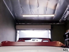 Grote mammen, Diep in de keel, Hondjeshouding, Sperma in gezicht, Likken, Kut duiken, Rijden, Tieten likken