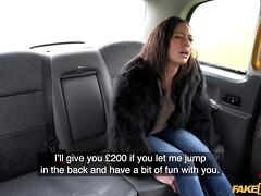 Anal, Cul à la bouche, Brunette brune, Voiture, Doigter, Jeans, Seins naturels, Piercing