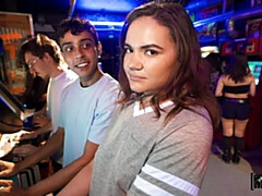 18 jaar, Grote lul, Hondjeshouding, Natuurlijke tieten, Gezichtspunt, Openbaar, Tiener, Tieten likken