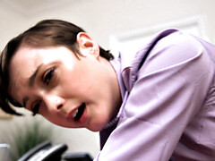 18 años, Tacones, Oficina, Estrella porno, Coño, Secretaria, Cabello corto, Tetas