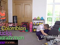 Big tits Latina Veronica Leal squirting all over handyman in gym