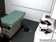 Gros seins, Sucer une bite, Tir de sperme, Médecin, En levrette, Groupe, Tabou, Plan cul à trois