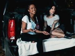 Grosser arsch, Schwarz, Fingern, Lesbisch, Masturbation, Im freien, Muschi, Tätowierung