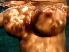 Culo grande, Tetas grandes, Penetracion con dedos, Masturbación, Tetas naturales, Afeitado, Estriptis, Bajo el agua