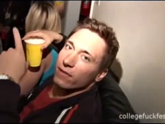 Grote mammen, Universiteit, Groep, Hardcore, Feest, Tatoeage, Tiener, Bekijker