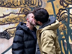 Tussi, Grosser schwanz, Braunhaarige, Spermaladung, Schwul, Hardcore, Im freien, Flotter dreier