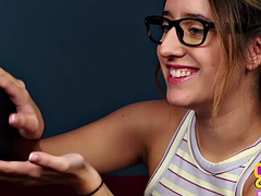 Pijpbeurt, Naakte man aangeklede vrouw, Sperma shot, Eerste keer, Handbeurt, Hakken, Masturbatie, Zuigen