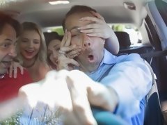 Cul, Blonde, En levrette, Le plan cul à quatre, Branlette thaïlandaise, Orgie, Rasée, Adolescente