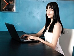 18 jaar, Enthousiasteling, Masturbatie, Natuurlijke tieten, Mager, Alleen, Strippen, Tieten likken