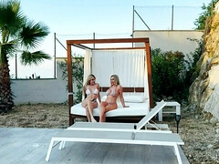 Brunette brune, Tir de sperme, Le plan cul à quatre, Groupe, Fille latino, Seins naturels, Orgie, Nénés