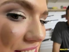 Sucer une bite, Brunette brune, Femelle, Léchez, Argent, Rasée, Tatouage, Plan cul à trois