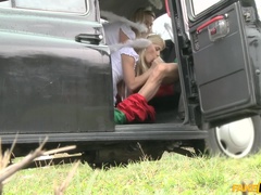 Leie, Auto, Aufs gesicht abspritzen, Handjob, Lecken, Pov, Muschi, Flotter dreier