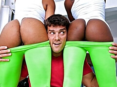 18 ans, Gros cul, Grosse bite, Sucer une bite, En levrette, Interracial, Adolescente, Nénés