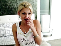 Grosse bite, Sucer une bite, Masturbation, Seins naturels, Petite femme, Rasée, Cheveux courts, Adolescente