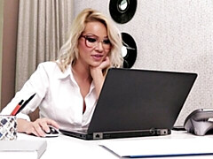 Culo grande, Verga grande, Rubia, Mamada, Estilo perrito, Madres para coger, Afeitado, Cabello corto