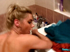 Leie, Arsch, Bad, Blasen, Im freien, Pov, Dusche, Nass