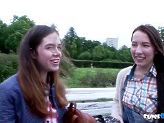 Grosse titten, Blasen, Befummelt, Gruppe, Hd, Party, Jungendliche (18+), Flotter dreier