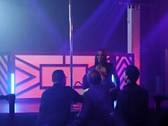 Gros seins, Brunette brune, Pieds, Latex, Piercing, Chatte, Tatouage, String