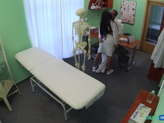 Mamada, Médico, Penetracion con dedos, Lamidas, Pov, Coño, Uniforme, Voyeur