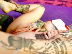 Blond, Pijpbeurt, Diep in de keel, Lul, Hondjeshouding, Geschoren, Tatoeage, Tieten likken