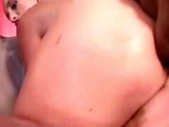 Anal, Gros seins, Brunette brune, Éjaculer dans la bouche, En levrette, Partouze, Interracial, Plan cul à trois