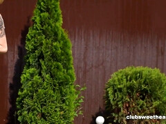 Doigter, Seins naturels, De plein air, Piscine, Chatte, Rasée, Maigrichonne, Nénés