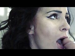 Grote lul, Pijpbeurt, Bruinharig, Masker, Moeder die ik wil neuken, Mager, Tatoeage