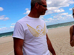 18 ans, Sucer une bite, Brunette brune, Collège université, Branlette thaïlandaise, De plein air, Public, Rasée