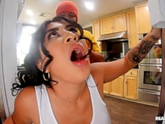 Gros cul, Gros seins, Noire, Sucer une bite, En levrette, Branlette thaïlandaise, Mère que j'aimerais baiser, Tatouage