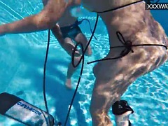 Tussi, Spermaladung, Europäisch, Handjob, Lesbisch, Masturbation, Öffentlich, Unter wasser