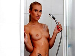 18 jaar, Grote mammen, Blond, Vingeren, Douche, Alleen, Strippen, Tiener