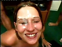 Blondine, Viele männer bespritzen eine frau, Klassisch, Sperma im mund, Doppelpenetration, Aufs gesicht abspritzen, Füsse, Nackt