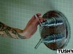 Anaal, Blond, Sperma, Gapende, Geschoren, Douche, Tatoeage, Tieten likken