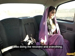 Nana, Gros seins, Sucer une bite, Brunette brune, En levrette, Indienne, Infirmière, Tatouage